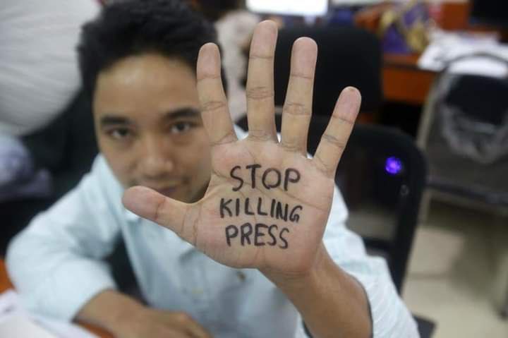 Haruonchill's tweet photo. Ko Myo Thant, a former editor at @MizzimaNews, was reportedly ABDUCTED by Junta Terrorists in #Ayeyarwady’s #Kangyidaunt Tsp at 8pm on Sep15. He agreed to be abducted as Junta troops making threats to detain his aunts.
#WhatsHappeningInMyanmar 
#Sep15Coup
#JournalismIsNotACrime https://t.co/v4UIaVc6pU