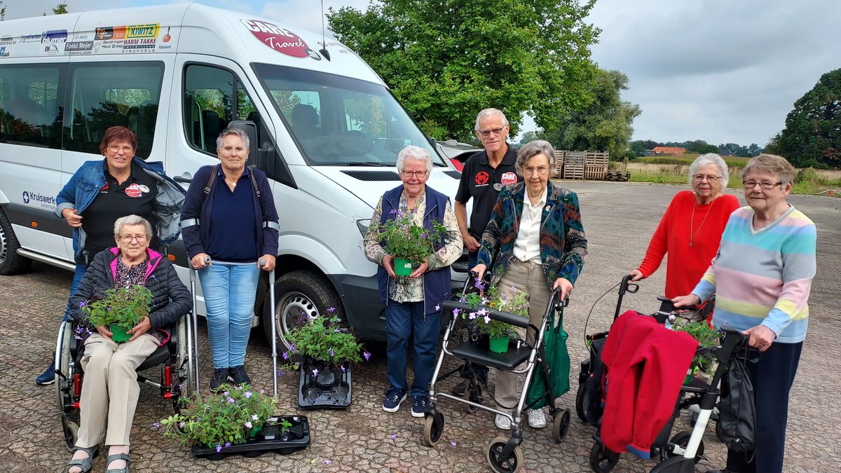Care_Travel's tweet photo. Vandaag met onze gasten een gezellig uitstapje gemaakt in de bloemenpracht van Venhorst in Megchelen 🌺
#genieten 
#uitjesmetzorg https://t.co/212xuWs5iU