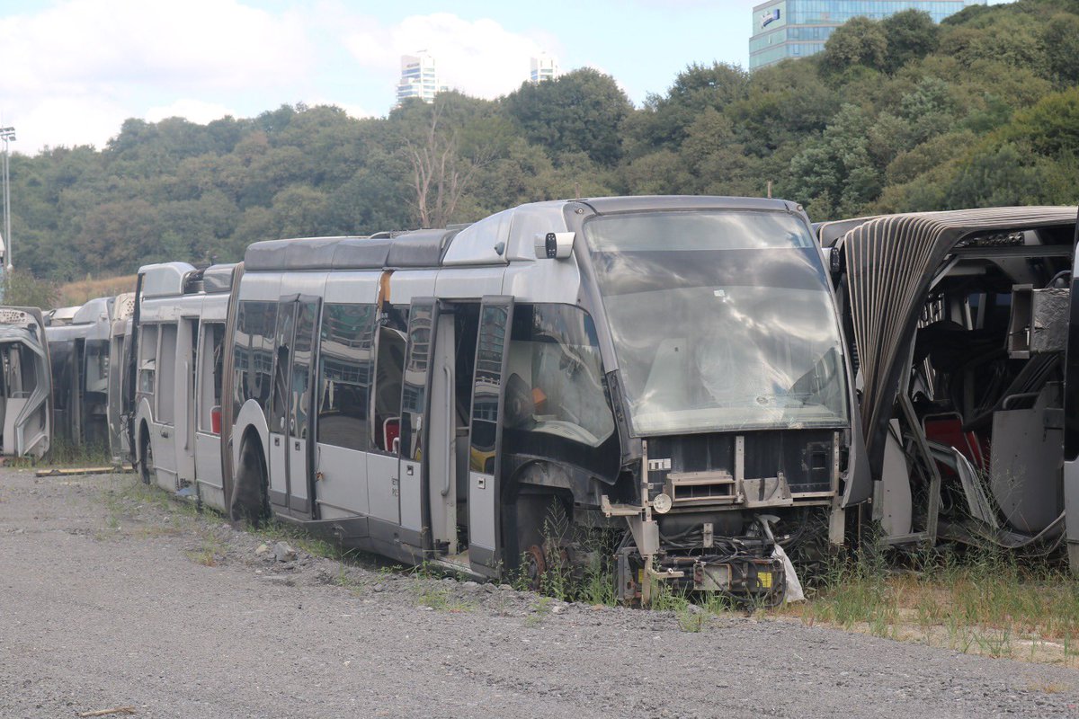Hurdaya çıkan metrobüslerin peşine düşünce oldukça dikkat çeken belgelere ulaştım. 

Bu zincir üzerinden tek tek anlatacağım.

1- Hurdaya çıkan metrobüsler hakkında uzmanlar, 'Bu araçları almayın' diye rapor hazırlamış fakat AKP'li yöneticiler dinlememiş.

halktv.com.tr/gundem/hurdali…