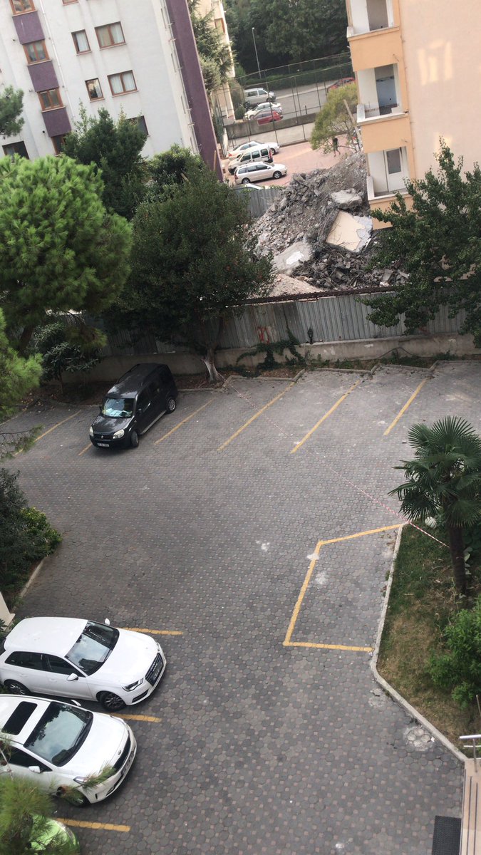 Hemen yanımızdaki binanın yıkımından otoparkımıza ve yaya yolumuza düşen taşlar. Şansa yaşıyoruz. <a href="/kadikoybelediye/">Kadıköy Belediyesi</a>