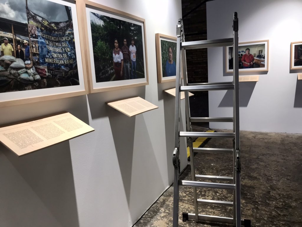 MolldeCosta's tweet photo. Darrers detalls del muntatge de l’exposició “ACTIVISTES PER LA VIDA”, de @gervasanchez @Entrepobles_Tgn i @EntrepbsHarte.
Us esperem demà dia 16 a partir de les 19 h al Tinglado 2. https://t.co/vPX9gqwfVO