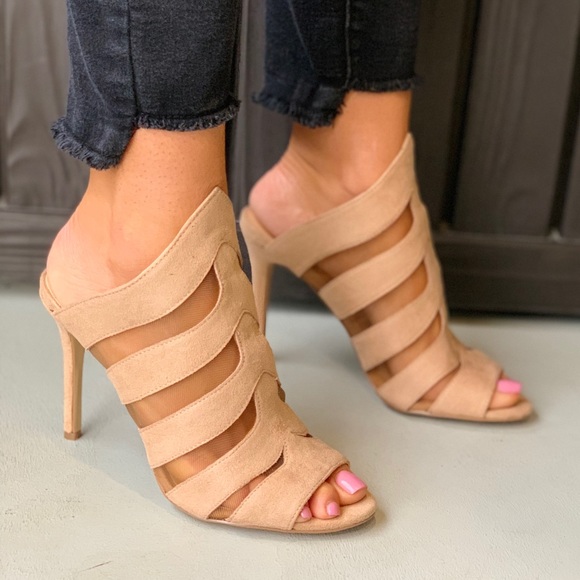 TweeterPSexton's tweet image. So good I had to share! Check out all the items I'm loving on @Poshmarkapp #poshmark #fashion #style #shopmycloset #nordstrom #chineselaundry #pleaser: posh.mk/TabCoPdDzjb