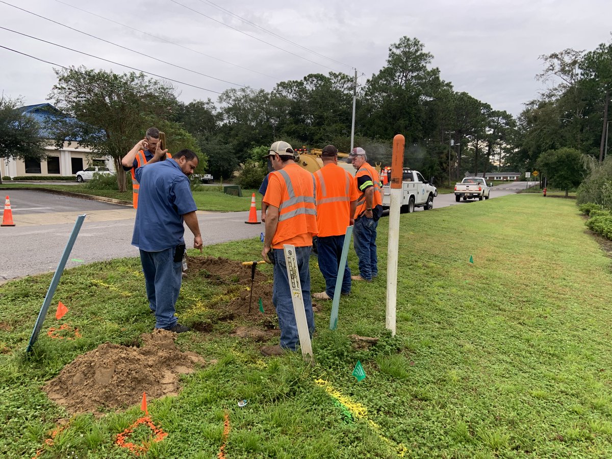 September 15, 2021: For the next few hours, Oaklawn Drive will be only one lane for 200 feet as City public work crews work on a sewer line.  Drivers entering Oaklawn Drive from U.S. 331 will need to use extra caution turning onto the street as crews work on the line.