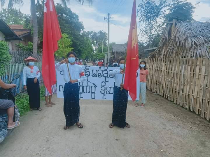 HANASAW16463110's tweet photo. As usual, residents from #KyaySarKya village in #Yinmarpin Tsp took to the streets on the evening to protest the Military Dictatorship. #AcceptNUG_RejectMilitary #Sep15Coup  #WhatsHappeningInMyanmar https://t.co/P2w9pItAzr