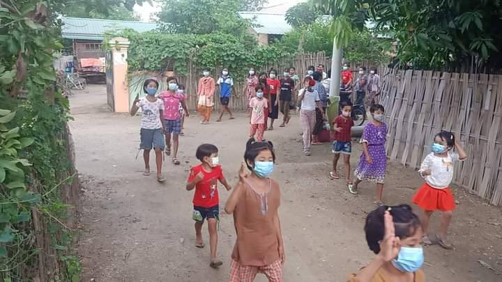 HANASAW16463110's tweet photo. As usual, residents from #KyaySarKya village in #Yinmarpin Tsp took to the streets on the evening to protest the Military Dictatorship. #AcceptNUG_RejectMilitary #Sep15Coup  #WhatsHappeningInMyanmar https://t.co/P2w9pItAzr