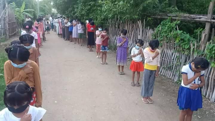 HANASAW16463110's tweet photo. As usual, residents from #KyaySarKya village in #Yinmarpin Tsp took to the streets on the evening to protest the Military Dictatorship. #AcceptNUG_RejectMilitary #Sep15Coup  #WhatsHappeningInMyanmar https://t.co/P2w9pItAzr