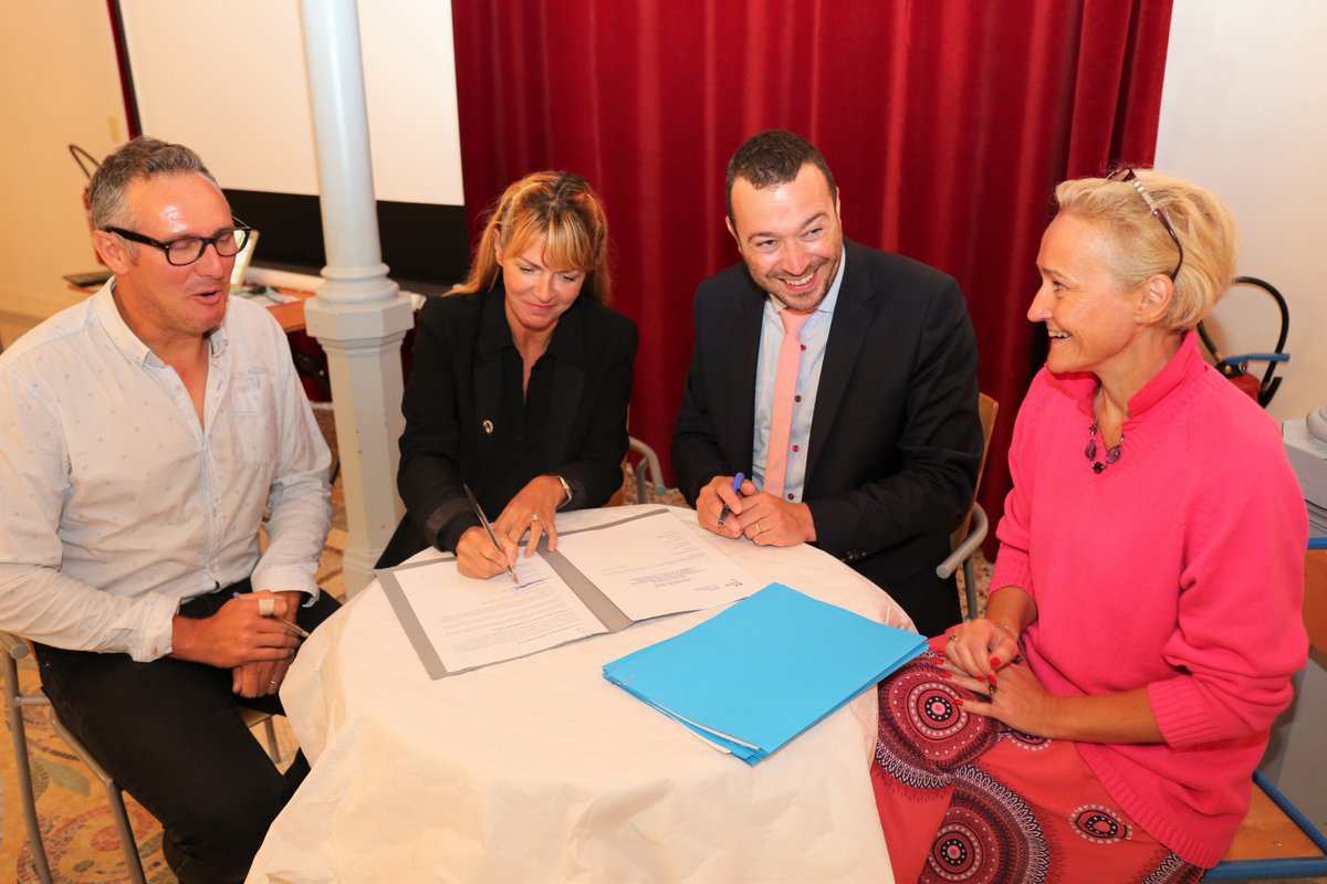 ANCTerritoires's tweet photo. Lancement du 1er projet partagé #TerritoiresEnCommun ! 😀👏

👉 L’ANCT va accompagner 4 collectivités : @ManteslaJolie_ ,  @Mairie_Niort, Guichen et Bourges dans un projet de territoire autour de la culture, qui associe les habitants : c'est la démocratie participative 🗣 https://t.co/jG7p02DXmM