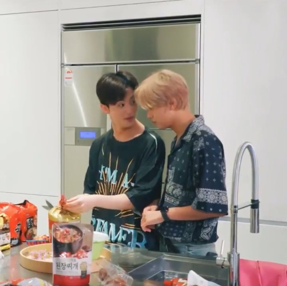 🐆 ; ไปนั่งรอที่โต๊ะก่อนนะคะเดี๋ยวพี่เอาไปเสิร์ฟให้ 
🐻 ; ไม่เอากลัวครัวไหม้