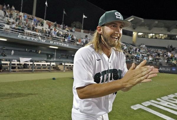 asunpros's tweet photo. Our reaction after learning Brooks Wilson was promoted to the @GoStripers 👏 

Good luck in Gwinnett, @brookshwilson_❗️

#StetsonMade #GoHatters #ForTheA https://t.co/WCmhbKMGYm