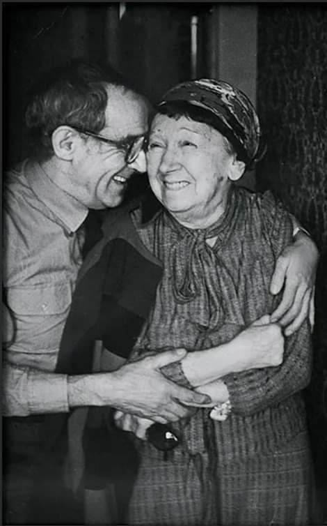 Было это в день рождения Твардовского — 21 июня 1970 года. Ему тогда исполнилось 60 лет. Праздновали на его даче в Пахре. С утра начали съезжаться гости. Я привëз в подарок скамейку, которую сам срубил, — очень хорошую садовую скамейку. Приехали Гавриил Троепольский из Воронежа,