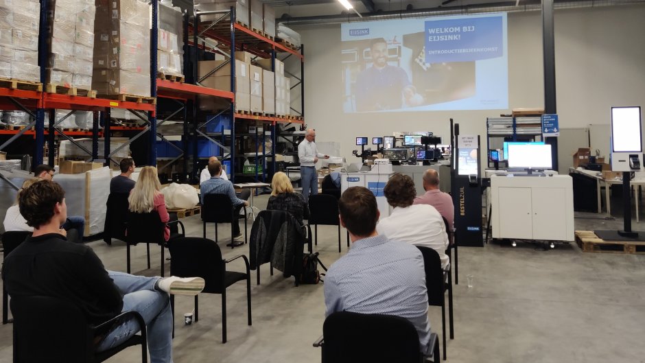 Een warm welkom voor onze nieuwe medewerkers! Vandaag werd in het magazijn (tussen de beursmeubelen van Gastvrij Rotterdam) de introductiebijeenkomst gehouden. #teameijsink #werkenbijeijsink