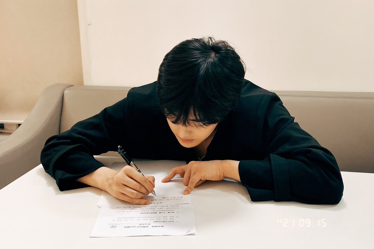 JIAYIOFFICIAL_'s tweet photo. 20210915 [JIAYI STUDIO]
Eng: JIA boss who does his homework seriously

#UNINE #지아이 #황가신 #jiayi #huangjiaxin #ジャーイー #カゲイ #こうかしん https://t.co/aPNcHwoiJH