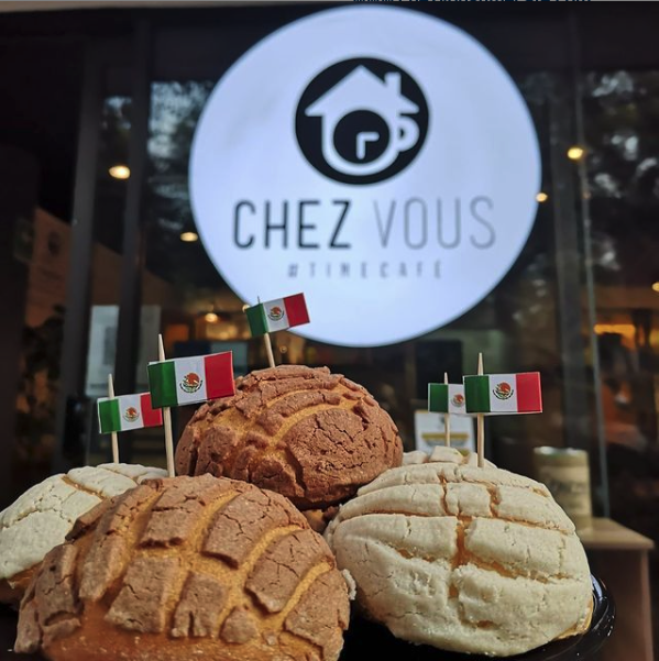chezvousCDMX's tweet photo. ¡Viva México! ¡Viva su café delicioso, sus panes coloridos y su gente chambeadora! Sigamos haciendo cada uno lo que nos toca para que este país sea un lugar mejor 🇲🇽☕️
#México #VivaMexico #Apoya1PyME #negocios #emprendimiento #Timecafe #ConsumeLocal https://t.co/Q2J1WKYnZV