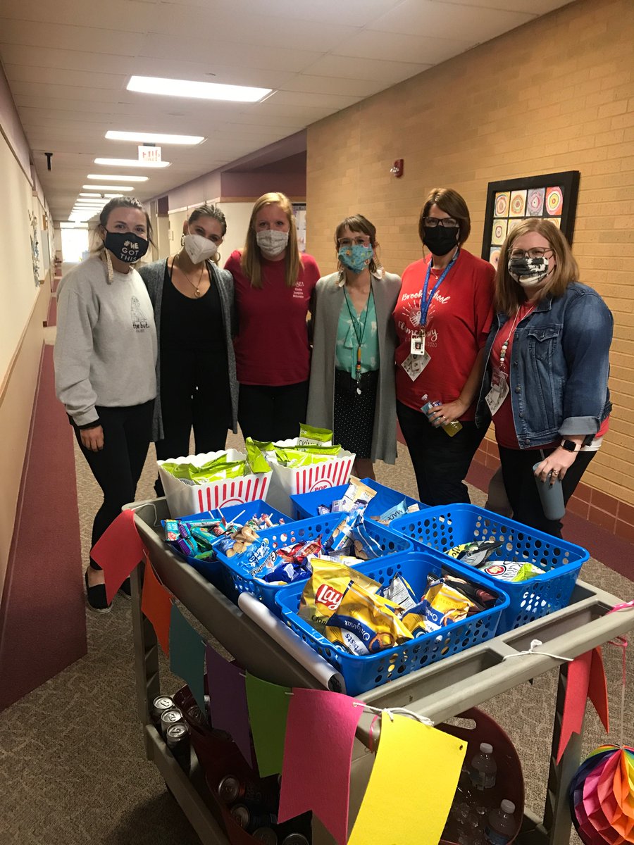 PtoBse's tweet photo. Thank you to all of our Bear families whose generous donations made today’s Staff Snack Cart possible! We had so much fun delivering snacks and drinks to the hardworking teachers and staff @BSEhseIN https://t.co/Pdp7025rLa