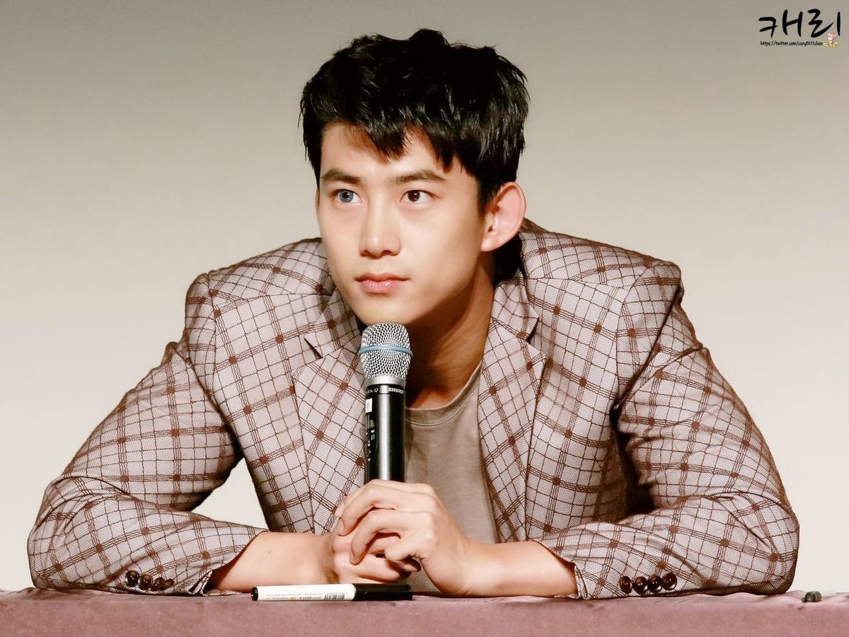 택연은 우리집 활동 당시 뮤비 속 오드아이를 표현하기 위해 오른쪽 눈에만 렌즈를 착용했었다