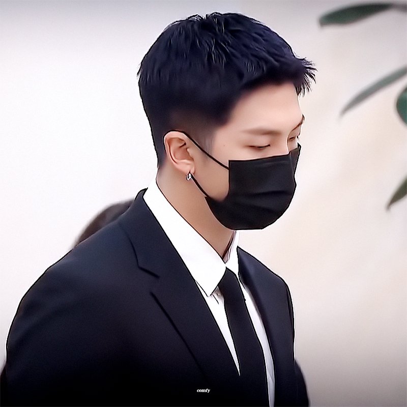24moving_on's tweet photo. 연얘인 김텽과 가드 김람의 로코 뿅뿅하는 뷔랩이 머리에서 떠나질 않고요 본래는 연얘인과 통역사였는데 김람줂이 다 망쳤구요? 이날의 김람줂이 사람 진짜 불붙이구요

김텽 막 얼굴 믿고? 덤비는데 안 넘어가는 김람한테 진짜 내가 넘어트린다 이 모먼트 아니고 아니 나는 진짜 그쪽 조커든요 https://t.co/SFXwqfvZhH