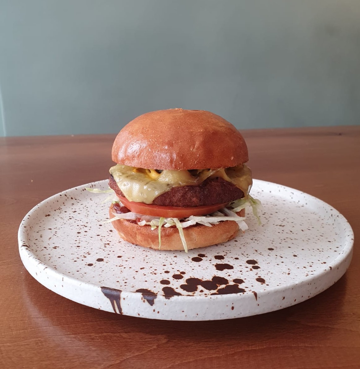 PureCraftBars's tweet photo. Meet the latest addition to our menu, our Plant Burger 🌱🍔

With Smoked 'Gouda', Tomato, Pickles, American Mustard and Tomato Relish on a bed of Shredded Lettuce 😋

#Vegan #VeganBurger #PCBK #PureCraftBarandKitchen #Birmingham #BrumEats #BirminghamFoodie https://t.co/BnzTgnhXTh