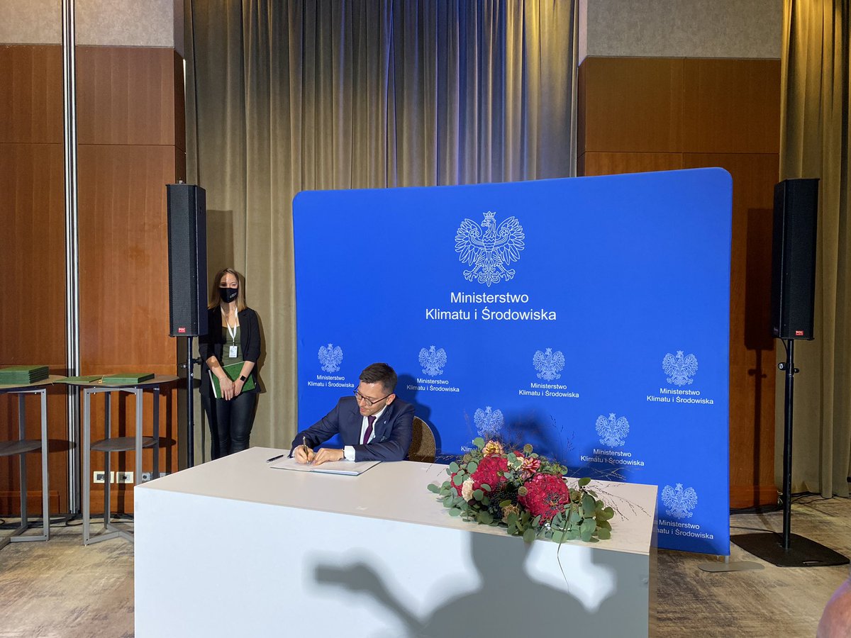 Marcin_Wis's tweet photo. Podpisany dzisiaj #SectorDeal jest ważnym wydarzeniem na drodze do rozwoju #OffshoreWind w 🇵🇱. @Equinor jest jednym z sygnatariuszy tego porozumienia. Nasze projekty #Bałtyk 2&amp;3 będą jednymi z pierwszych na polskich wodach, dlatego aktywnie działamy na rzecz rozwoju rynku. 🌬 https://t.co/DQGKOVaVXT