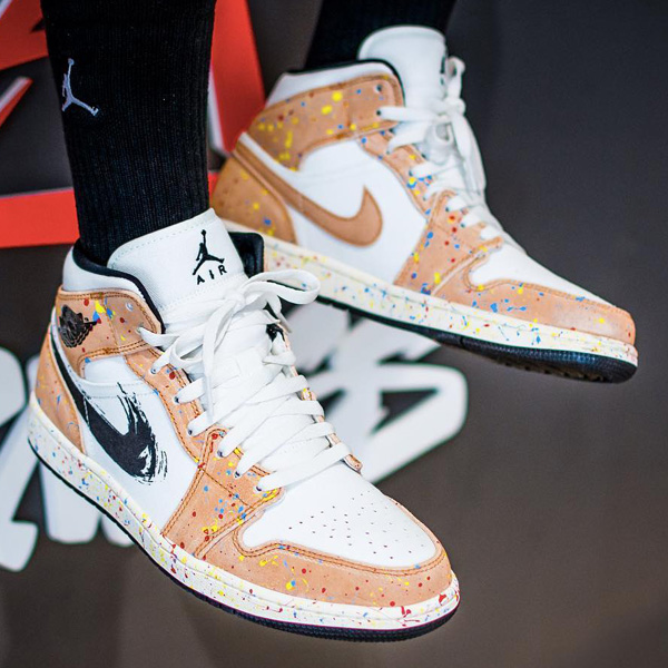 KicksDeals's tweet photo. This NEW Air Jordan I Mid SE is available in select sizes under 11 from @Sneakerpolitics 

BUY HERE -> https://t.co/Xyej3J228f https://t.co/dQjColRabx