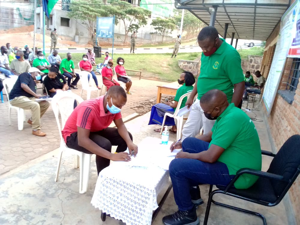 RugengeC's tweet photo. Igikorwa cyo gusinya imihingo yo #kwirinda ubwandu bwa Covid-19 hagati y'abaturege na ba #Mutwarasibo bo mu #Mudugudu w'ubumanzi #Kagari ka Rugenge #Umurenge wa Muhima @Nyarugenge @CityofKigali @MuhimaSector https://t.co/FA4k6ZC7Xa