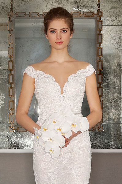 bridalguidemag's tweet image. Find the right hairstyle for your wedding gown: ow.ly/UQyd50Gautf