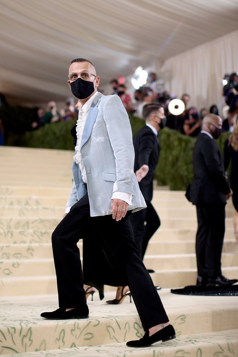 CFDA's tweet photo. Last look at the Met! CFDA CEO @StevenKolb makes his way up the steps of the @metmuseum in a , look from #CFDAMember #KennethNicholson #MetGala https://t.co/eegKWZWSqx