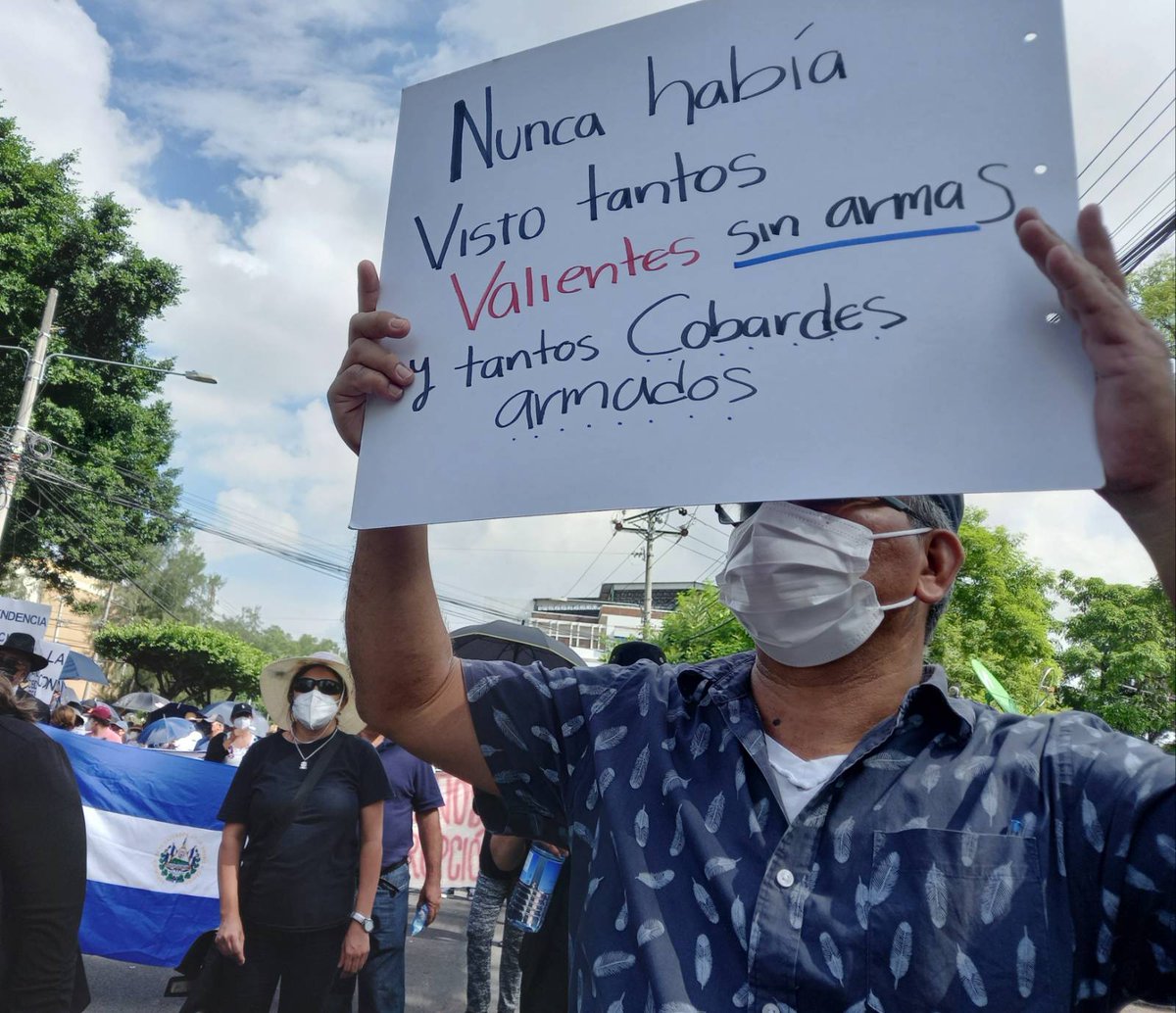 prensagrafica's tweet photo. #Marchas15S | Algunas de las consignas que manifestantes presentan este día en las protestas de San Salvador. Fotos LPG/Mercedes Arias. https://t.co/0H4XTURVXD