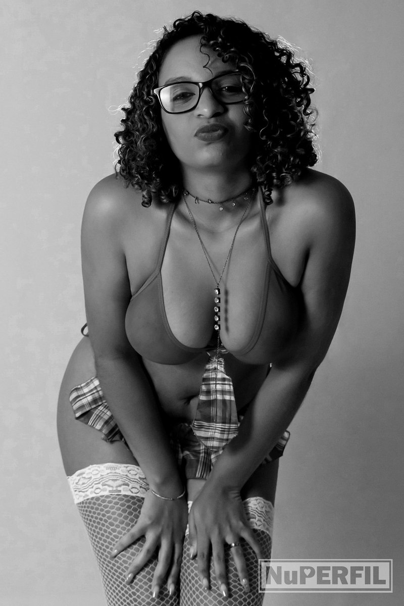 "Sua atitude é o que te torna mais sexy."
Seja ousada, seja livre... seja sempre #linda sendo você.

Ensaio Intimista Thamirys | Realizado no estúdio #NuPerfil. Para ver mais, acesse: bit.ly/3kaCPTP

📸🖤