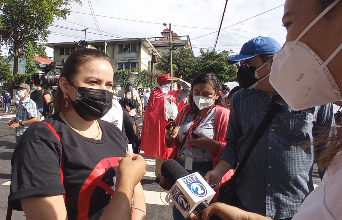 La diputada <a href="/DinaArguetasv/">Dina Argueta 🇸🇻</a>, el exdiputado del <a href="/FMLNoficial/">FMLN Oficial</a>, Medardo González, y el abogado rábula que se dice constitucionalista, <a href="/enrique_anayasv/">S. Enrique Anaya</a>, son los que lideran en el parque Cuscatlán la marcha de los mismos de siempre.

#EL15marchanLosGorgojos