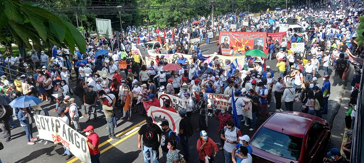 antoasb's tweet photo. Los diputados de la @BancadaCyan dijeron el martes pasado que a las manifestaciones “del 3%” solo llegan 30 personas. 

¿Les parece que acá hay 30 personas?

#El15Marchamos #ResistenciaSV #BukeleDictador https://t.co/wEtZ4qhyJS