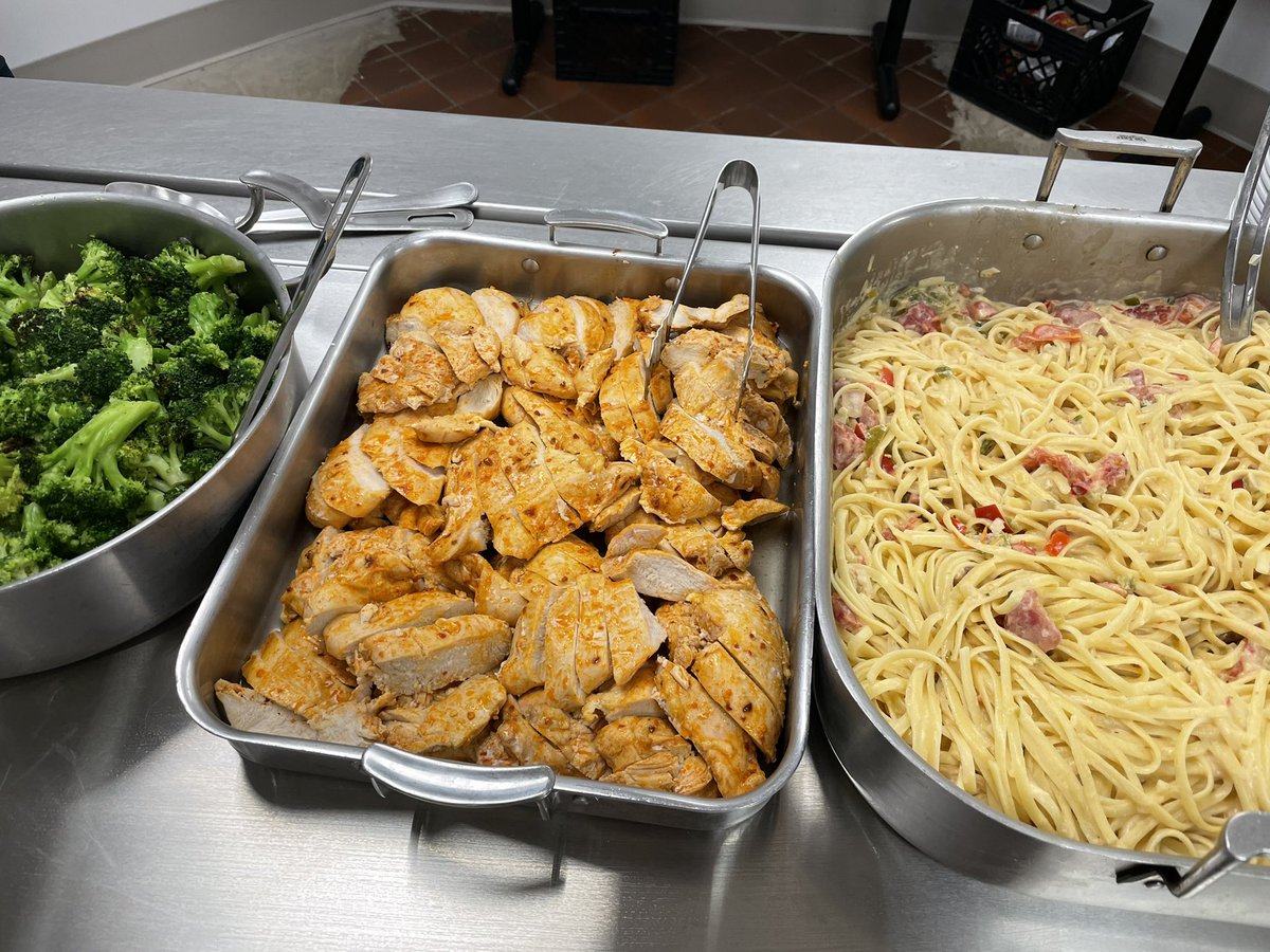 NicholsDining's tweet photo. Lunch! Swing by for Cajun chicken pasta and veggies, steak bomb pizza, burger of the day, pudding bar, salad bar, deli and more!! @NicholsSGA @NC_ResLife @Nichols_College @PJBoggio https://t.co/08ytNNOTDy