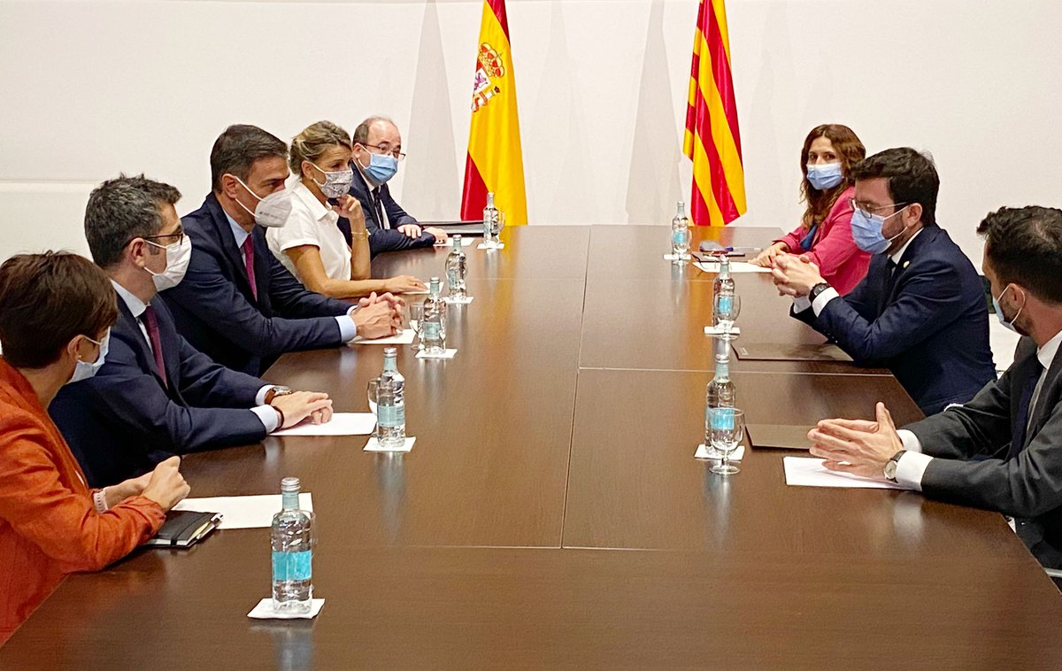 govern's tweet photo. 📸 El #president @perearagones i el president del govern espanyol, @sanchezcastejon, inicien la taula de negociació per resoldre el conflicte polític al Palau de la Generalitat https://t.co/wf0jC2kjRz