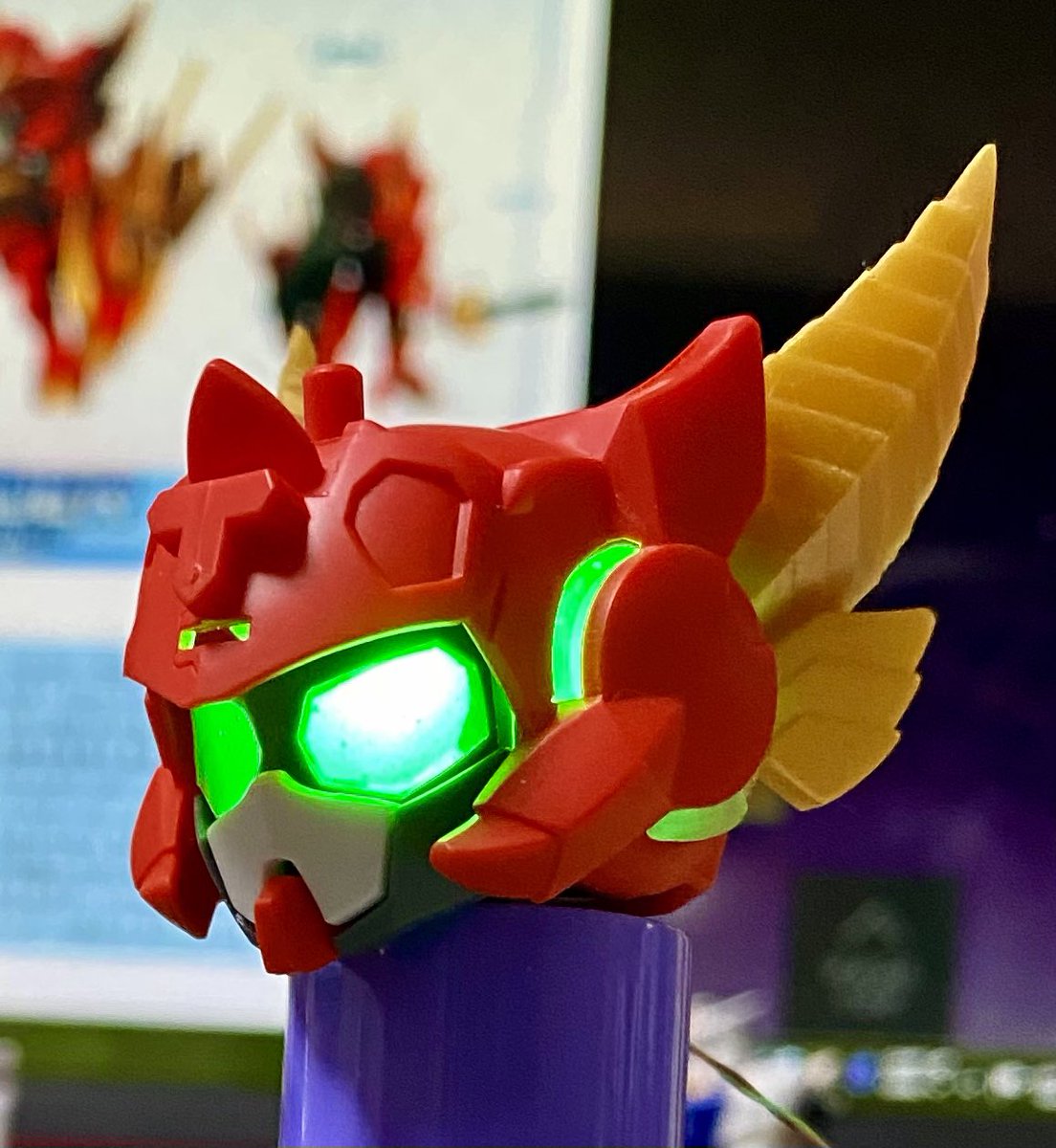 SakagenJ's tweet photo. #ガンプラ #ヴァルキランダー #ビルドダイバーズReRISE #ガンプラ好きと繋がりたい 
破片を付けられなかったので再度レジン作業、うまく着きました❗️調整して頭部に装着&amp;点灯テスト❣️
カッコいいじゃん✨やって良かった〜‼️
頭部ばかりだとちょっと飽きるので、別の所をイジります😅
また明日❣️ https://t.co/XMuxmXOrjB