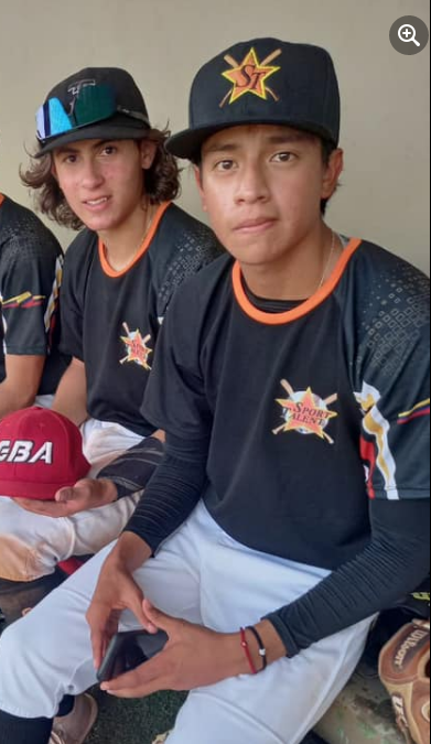 Beisbolpuro's tweet photo. Los prospectos poblanos Alonso Gallegos y Saúl Arias fueron asaltados camino al aeropuerto de CdMx para asistir al Perfect Game en EU.
Entre sus pertenencias iban visa y pasaporte, lo que les impide viajar al evento.
Solicitan apoyo de autoridades para obtener permisos y viajar. https://t.co/tMIxhE1eJS