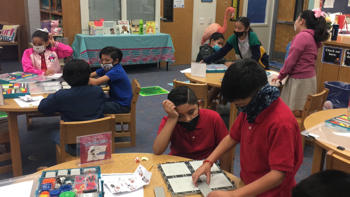 MveLibrary's tweet image. Students using Vex Go  kits to describe concepts of stability and balance. Makerspaces with an objective! #weareclintisd @cisdinsttech @villalba_eric @JParker_CISD #mvemveblastoff