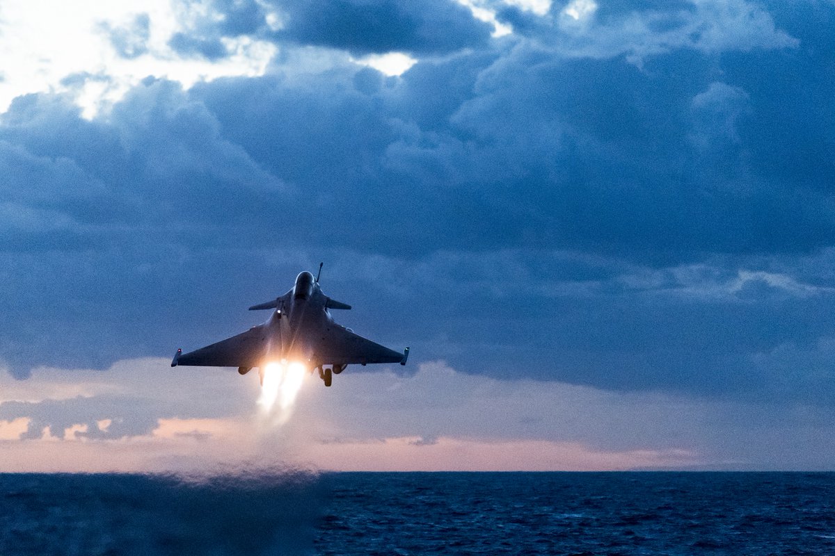 Catapultage Rafale Marine porte-avions Charles de Gaulle - Catshot aircraft carrier CDG Navy Rafale Copyright : S. Dzioba/Marine Nationale/Défense #Rafale #FrenchNavy #avgeek #avporn #aircraft #Military #chasseembarquee #pilot #France