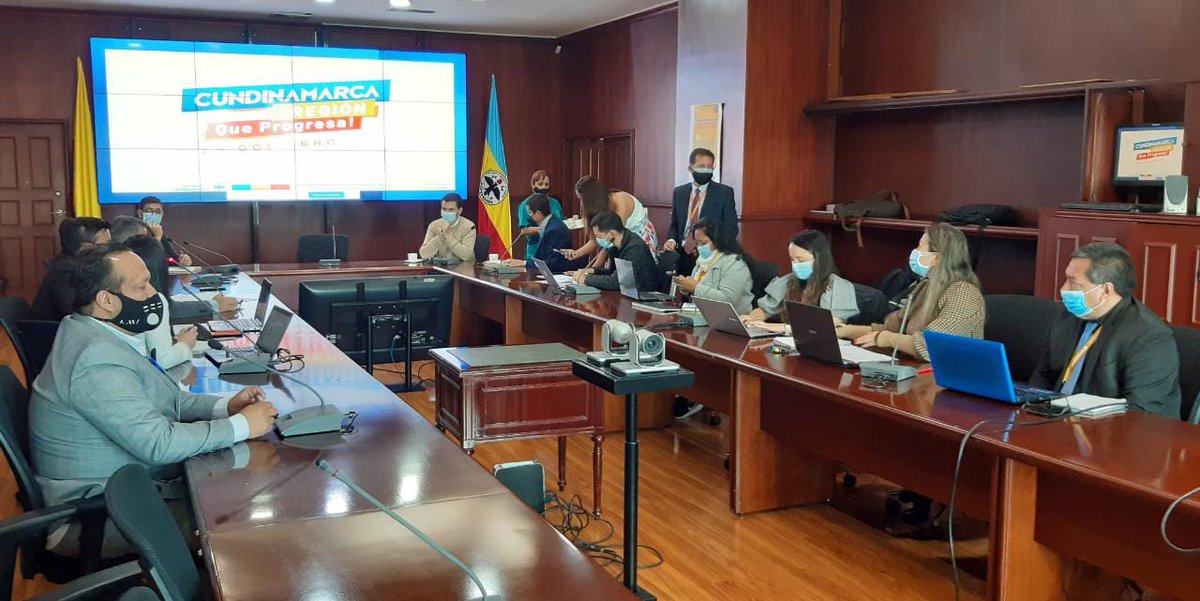 SecGobCundi's tweet photo. #AEstaHora Nos reunimos para la Integración Regional en Seguridad con delegados de la Dirección de Seguridad, Convivencia y Justicia de Bogotá. Realizamos un recuento de avances del Plan de Seguridad Regional y en el frente de protección de los recursos naturales y energéticos. https://t.co/C8QOkXLeDt