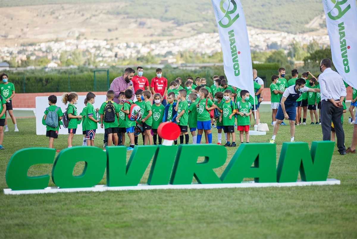 Coviran's tweet photo. 🟢El Director General de Covirán, José Francisco Muñoz, y el Presidente del #SIMAGranadaFS, José Antonio Cervera, estuvieron presentes en la jornada de presentación, en la que más de 100 niños disfrutaron de las actividades y una merienda saludable.
👉https://t.co/VuIiTNyY9s https://t.co/MmGr0Lo8j3