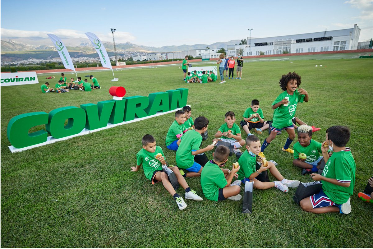 Coviran's tweet photo. 🟢El Director General de Covirán, José Francisco Muñoz, y el Presidente del #SIMAGranadaFS, José Antonio Cervera, estuvieron presentes en la jornada de presentación, en la que más de 100 niños disfrutaron de las actividades y una merienda saludable.
👉https://t.co/VuIiTNyY9s https://t.co/MmGr0Lo8j3
