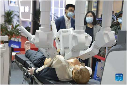 Medios03181715's tweet photo. La Conferencia Mundial de #Robots, que se celebró en #Beijing en el presente mes, contó con la participación de más de 110 empresas e instituciones de investigación #científica que presentaron cerca de 500 nuevos productos. #China #tecnología https://t.co/QcAZChQtcj
