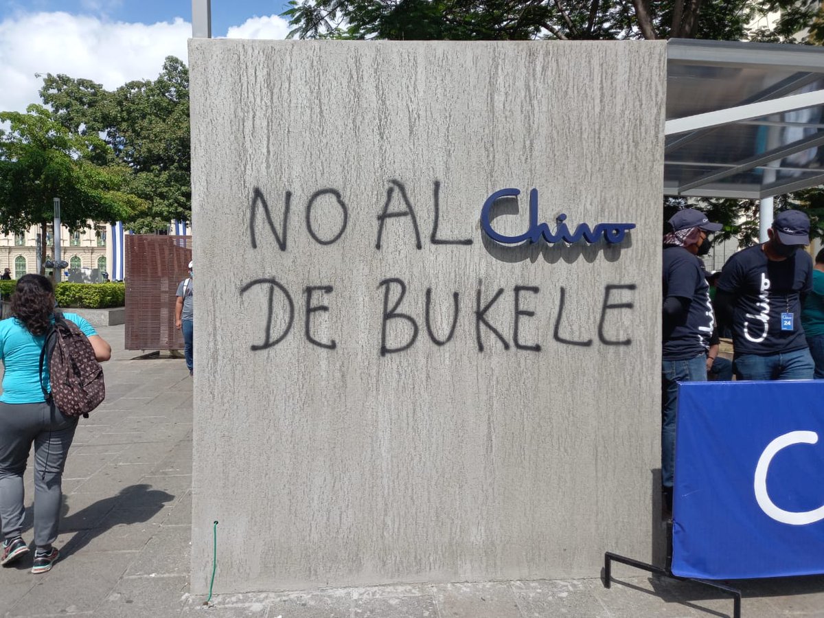PulsoCiudadanos's tweet photo. Las paredes de un quiosco "Chivo" ubicado frente a Catedral Metropolitana ha sido manchado por manifestantes.

Vía: @jerryhurtado49 https://t.co/WKloR2fkMF