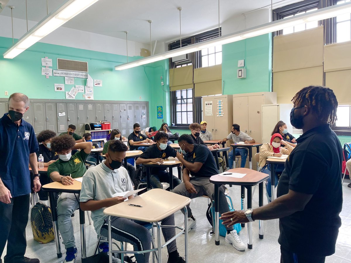 Welcome Back to in- person Learning Students!❤️<a href="/DOEChancellor/">Chancellor Kamar H. Samuels</a> <a href="/TyonaWashingto1/">Principal Tyona Washington</a> @ACCESS_NYCDOE @ExecSuptLisante