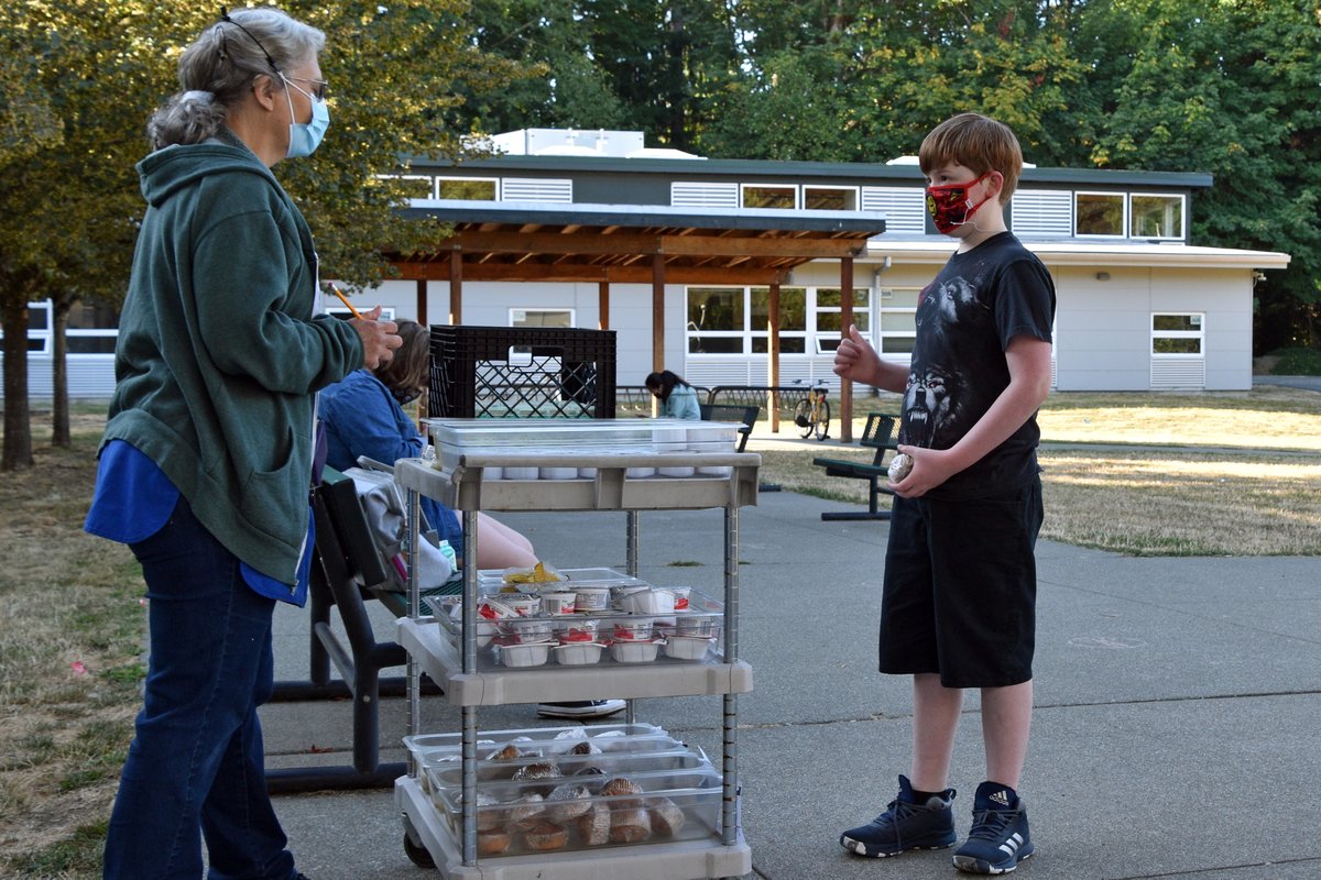 OlympiaSchools's tweet photo. Love our food service staff and their efforts to make sure our students' needs are being met. Over at Washington MS, breakfast has moved outside (prior to school starting) so students can have a quick bite before classes begin!❤️🍴🥯  #WashingtonMS #OutdoorBreakfast #BulldogBites https://t.co/UzrgmbX8fD