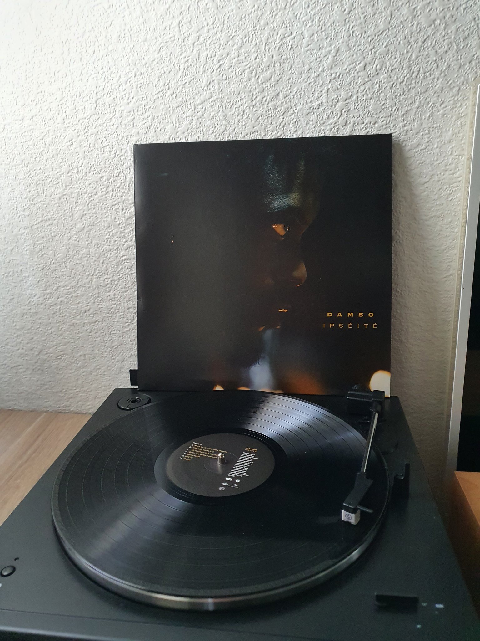 Avant son départ, Damso vient de nous dévoiler ce nouveau Vinyle