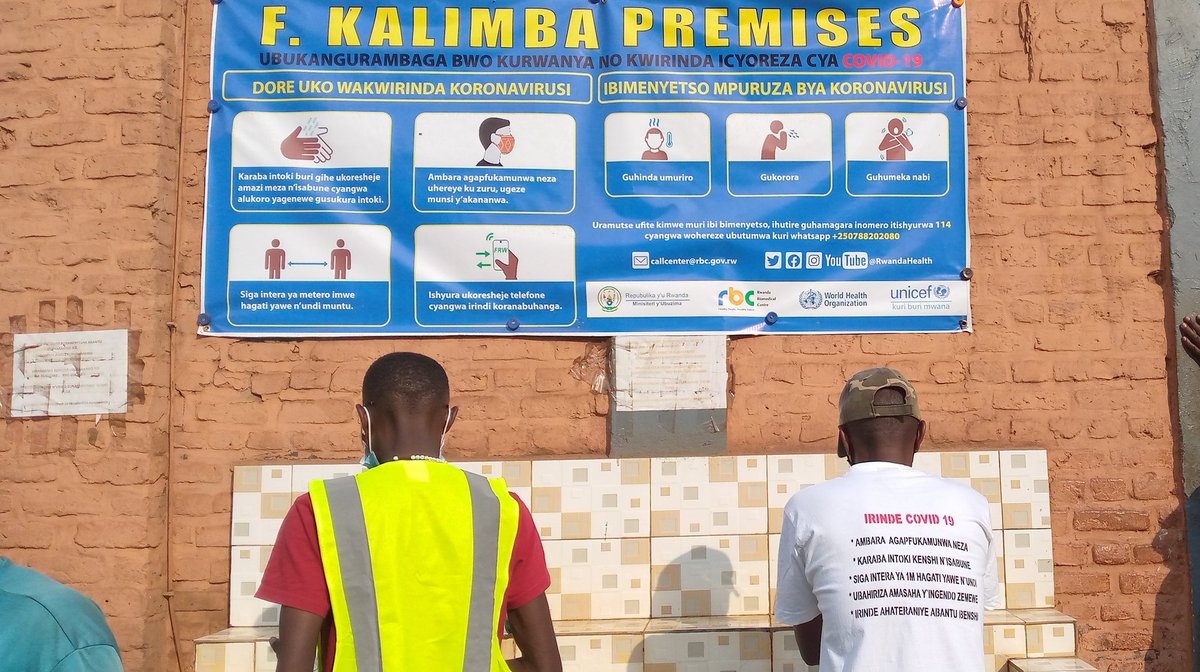 NyabugogoCell's tweet photo. Muri @NyabugogoCell mu murenge wa @MuhimaRwanda Ubukangurambaga burakomeje, Aho hagaragajwe uruhare rw'amasoko mu kurwanya #COVID19 bamanika ibyapa bikangurira aba bagana kubahiriza amabwiriza yo kurwanya #COVID19 
@Nyarugenge 
@CityofKigali 
@EmmyNGABONZIZA1 
@nshutiesp https://t.co/klG02VDA1V