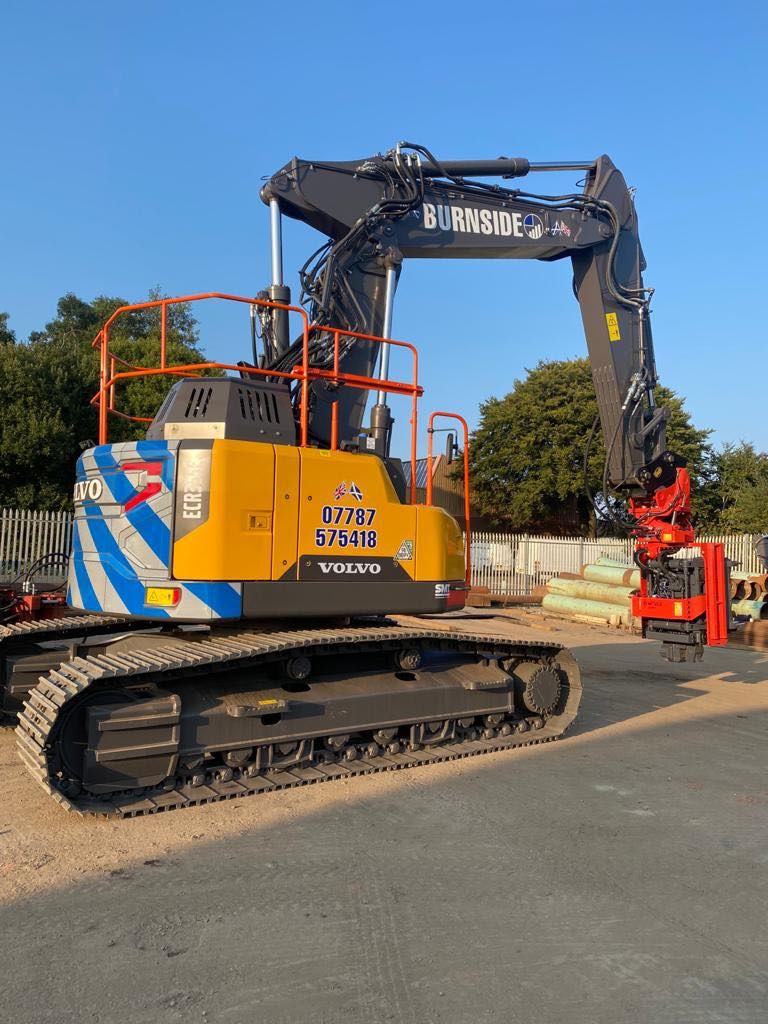 Ianorr19's tweet photo. Burnside 5th Movax SG60V has just been fitted to our new Volvo ECR355EL with split boom. This machine weighs in at 37.5 tons and has had both hydraulic pumps twined to give an output of 530 litres/ minute.Thanks to Watson and Hillhouse for supplying and fitting of the Movax SG60V https://t.co/XmFyIVPEm9