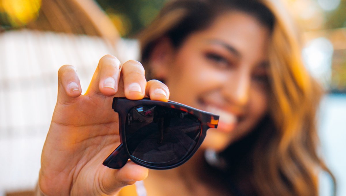 foldies's tweet photo. 𝗙𝗢𝗟𝗗𝗜𝗡𝗚 𝗥𝗘𝗠𝗜𝗫, a bold twist on the traditional wayfarer. Featuring a larger secure fold frame, polarized lenses, a keyhole bridge and new vegan leather case in SEVEN new colorways. https://t.co/qRXKV57kB2