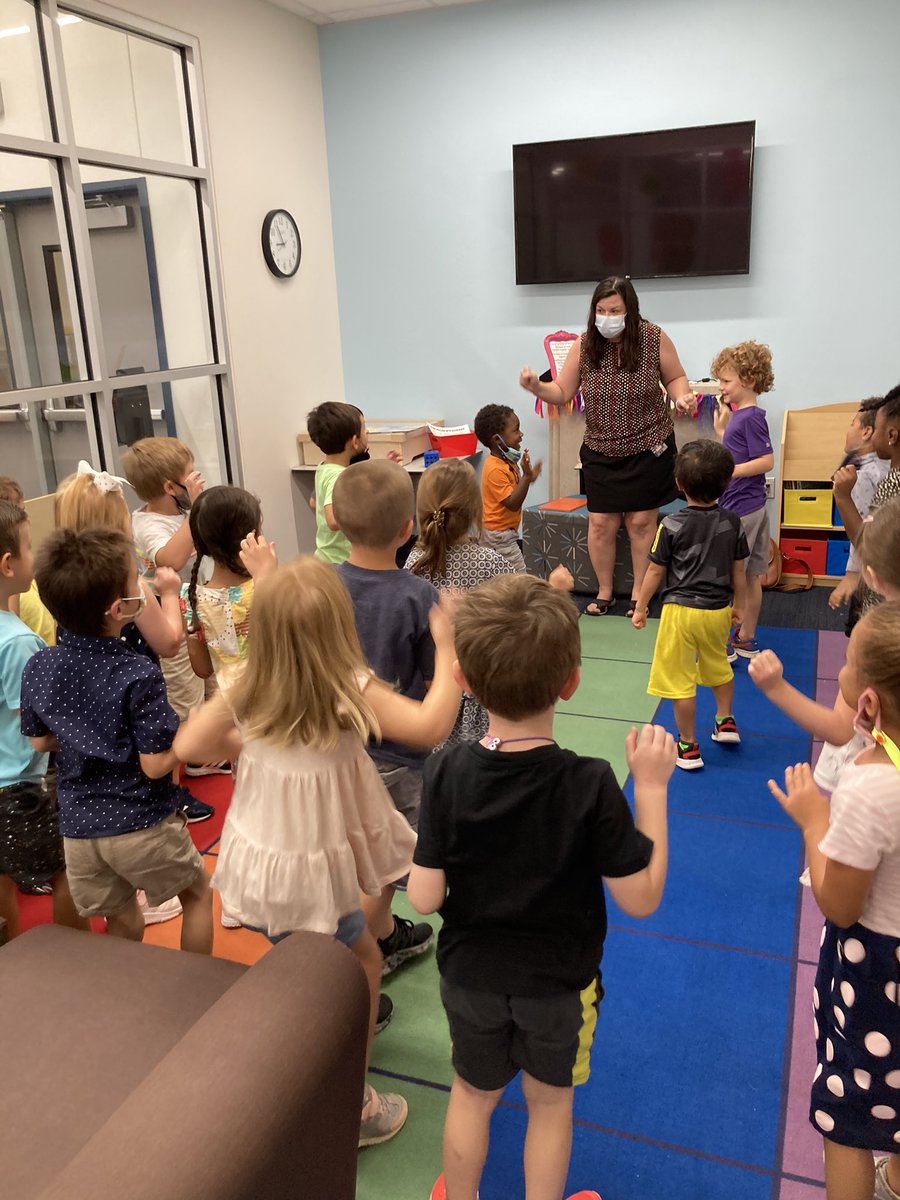 We love library time! ❤️ <a href="/GESWahp/">Erin Wahpekeche</a> #gesshineon