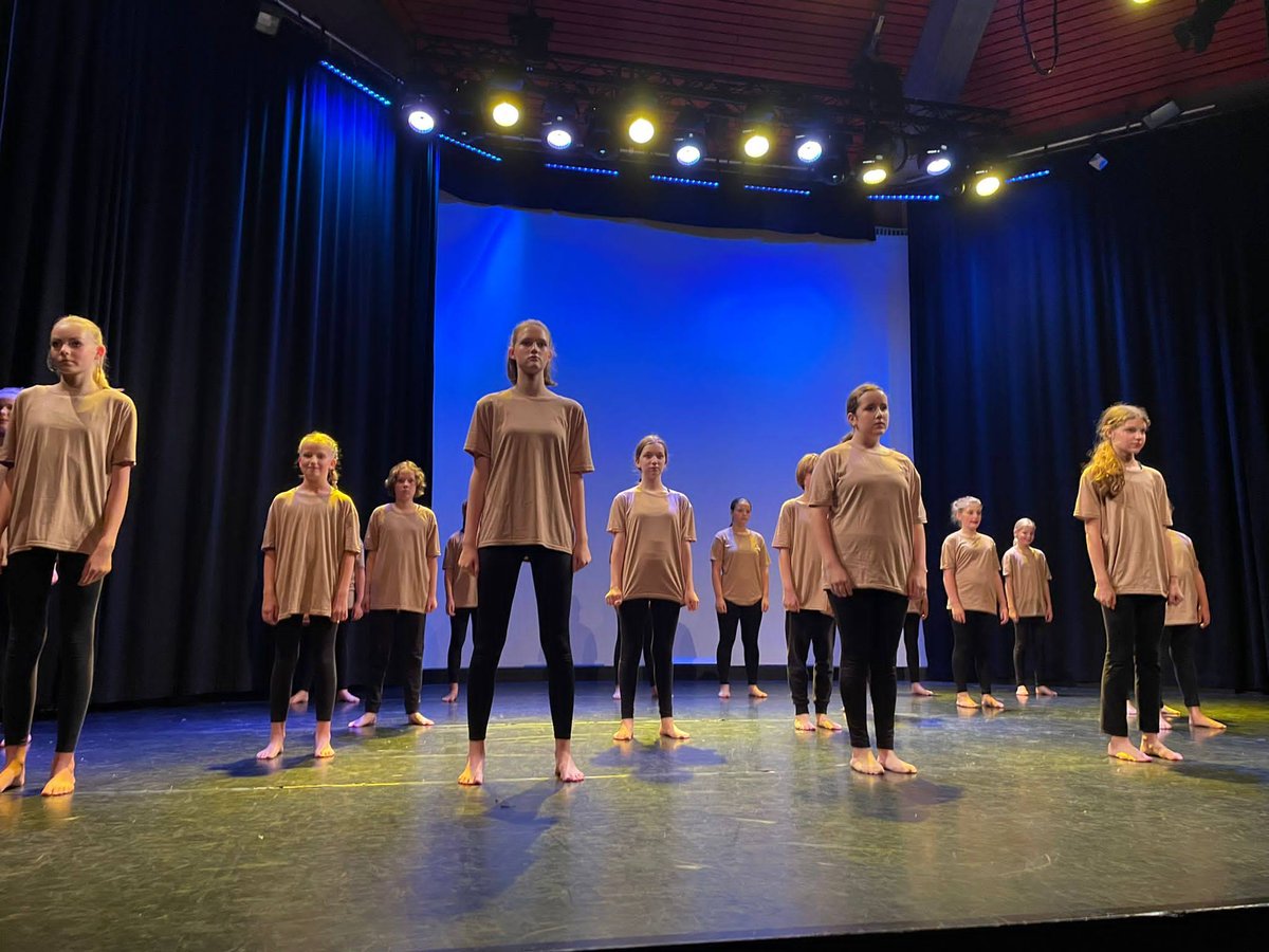 kubuslelystad's tweet photo. Afgelopen zaterdag tijdens LelySTART 2021 het nieuwe culturele seizoen feestelijk afgetrapt in de theaterzaal van De Kubus. #lelystart #kubus #lelystad #dans #theater #kunst #muziek #musical #cultuur  #dansschoolreflex #theatergroepdroog #amateurkunst https://t.co/nudPS9daHw