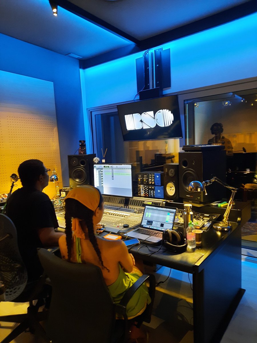 Grabando la percusión del último proyecto de Bikoko

Puedes escuchar sus últimaos temas pronto en el BAM